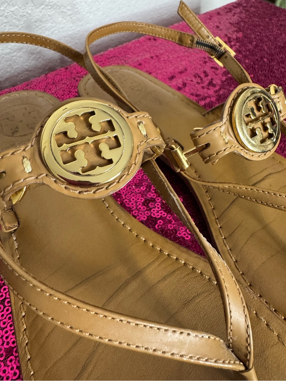 TORY BURCH 🌟 Tan Leather “ALI” Thong Sandals, Gold Logo Medallions (Women’s 6.5) - Picture 6 of 13